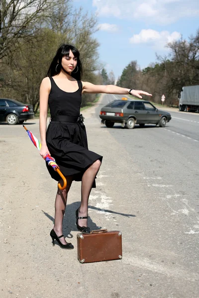 搭便车复古手提箱的女孩 — 图库照片