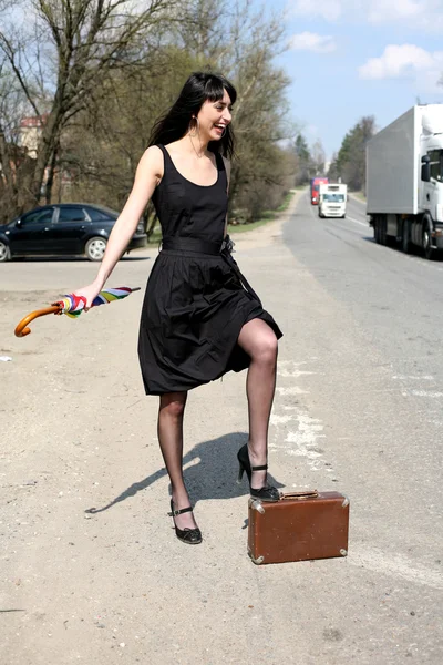 Κορίτσι αναποδιά-χαράτσι με το εκλεκτής ποιότητας βαλίτσα — Φωτογραφία Αρχείου