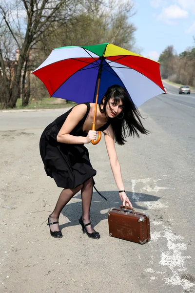 Hitch-hike menina com mala vintage — Fotografia de Stock