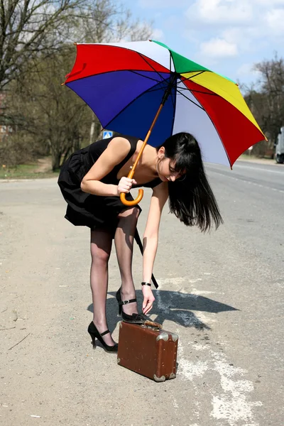 Hitch-hike chica con maleta vintage —  Fotos de Stock