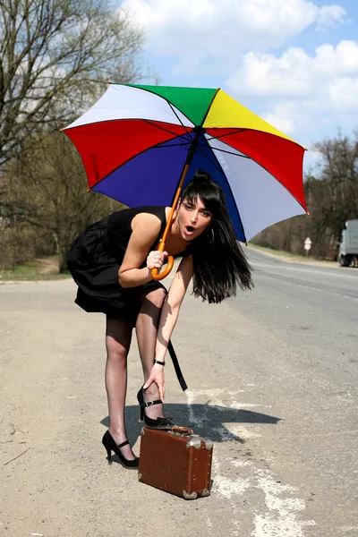 Hitch-hike chica con maleta vintage — Foto de Stock