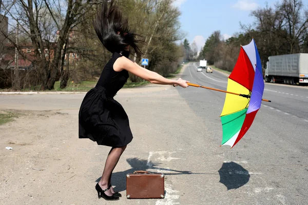 Ветер, ураган - девушка с зонтиком — стоковое фото