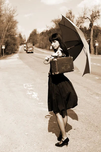 Rántás-túra lány vintage táska — Stock Fotó