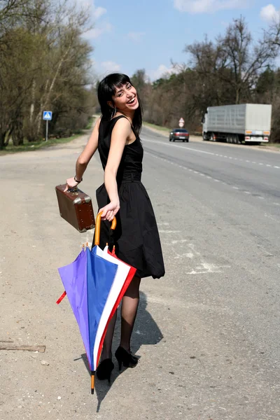 Autostop ragazza con valigia vintage — Foto Stock