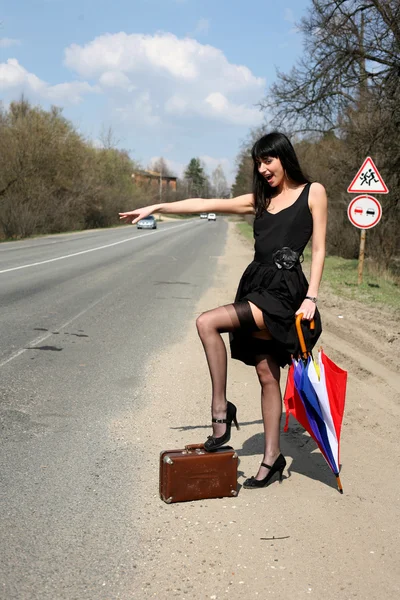 Dziewczyna autostopem z rocznika walizki — Zdjęcie stockowe