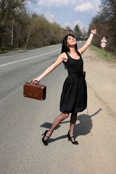 Hitch-hike chica con maleta vintage — Foto de Stock