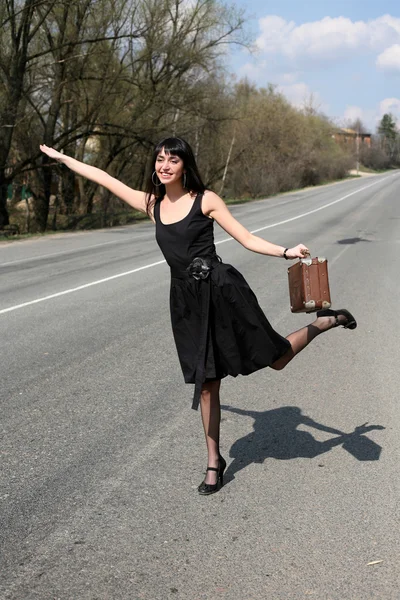 Hitch-hike chica con maleta vintage —  Fotos de Stock