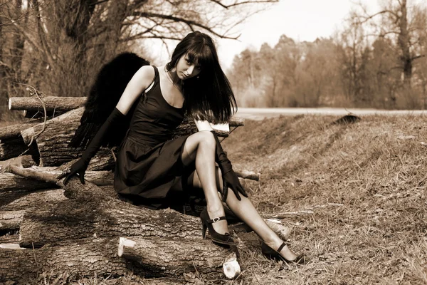 Czarny anioł na zewnątrz — Zdjęcie stockowe