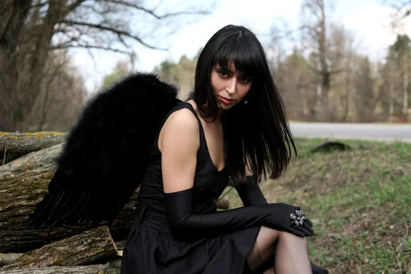 Чёрный ангел на улице — стоковое фото