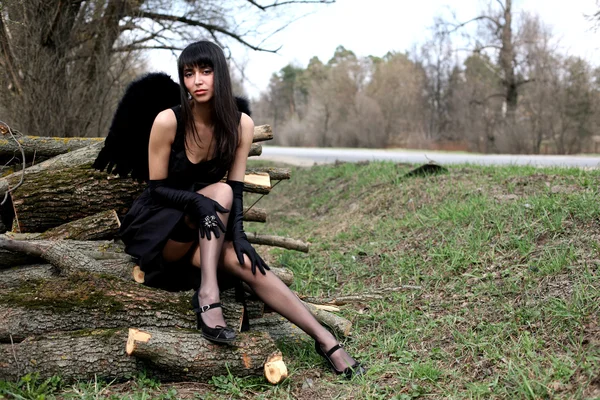 Schwarzer Engel im Freien — Stockfoto