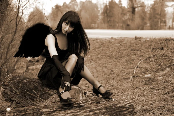 Ángel negro al aire libre — Foto de Stock