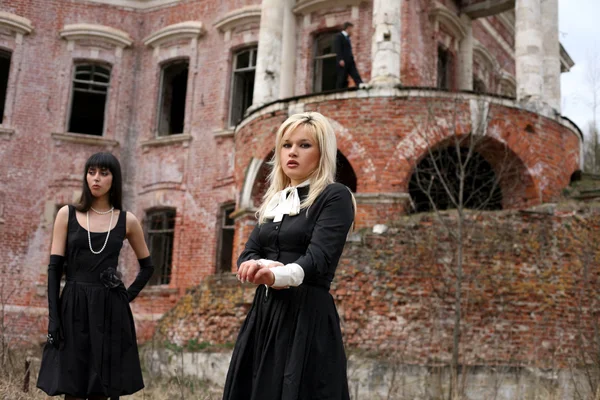 Jealousy -girls and man beside old house — Stock Photo, Image