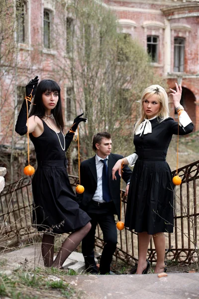Ciúme - duas meninas com laranjas e homem — Fotografia de Stock