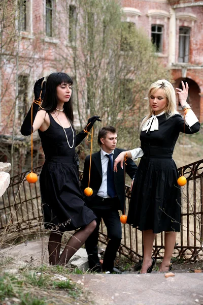 Заздрість - дві дівчини з апельсинами і чоловіком — стокове фото