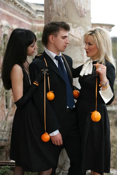 Gelosia - due ragazza con arance e uomo — Foto Stock