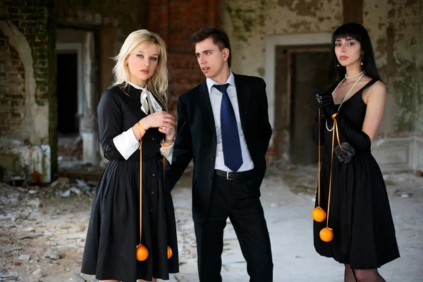 Jealousy - two girl with oranges and man — Stock Photo, Image