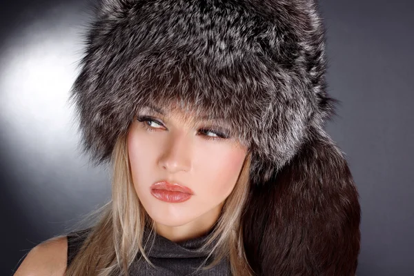 Όμορφη νεαρή γυναίκα με καπέλο γούνα χειμώνα — Φωτογραφία Αρχείου