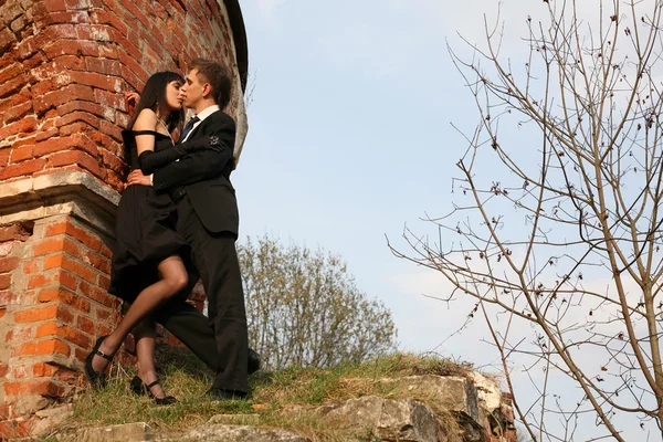 Young lovely couple beside old house — Stock Photo, Image