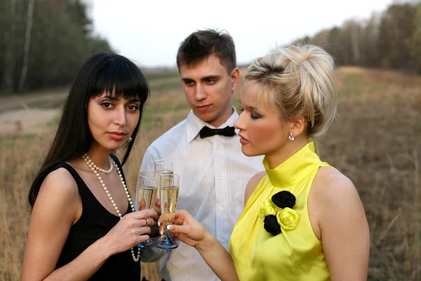 Jalousie filles et homme avec du vin — Photo