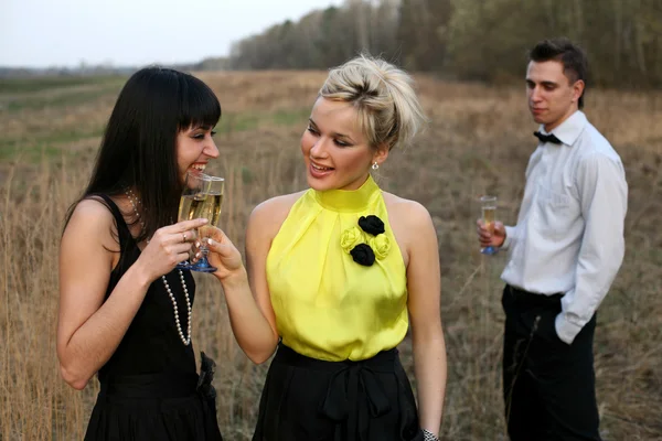 Jealousy - girls and man with wine — Stock Photo, Image