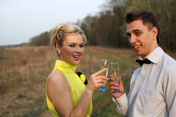 Girl and man with wine outdoors — Stock Photo, Image