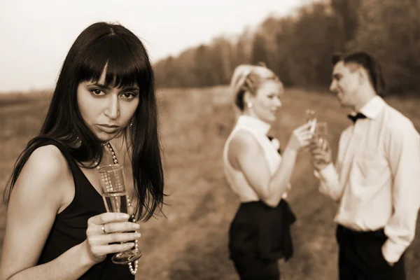 Svartsjuka - flickor och man med vin — Stockfoto
