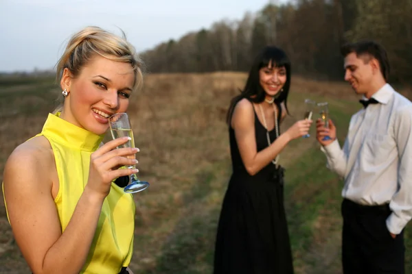 Két lány és a bor az ember — Stock Fotó