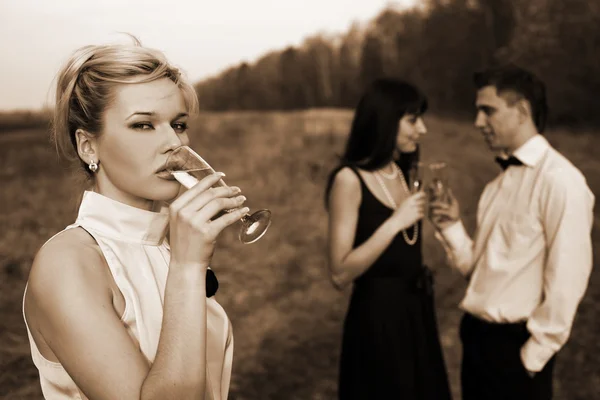 Ciúme - meninas e homem com vinho — Fotografia de Stock