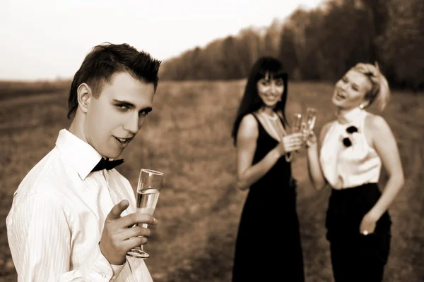 Due ragazza e uomo con vino — Foto Stock