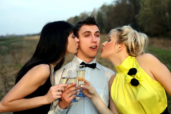 Сюрприз - две девушки целуются мужчина — стоковое фото