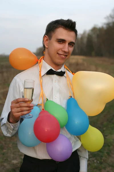 Uomo sorridente con vino all'aperto — Foto Stock