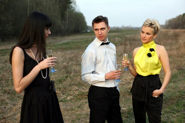 Ревность - две девушки и мужчина с вином — стоковое фото