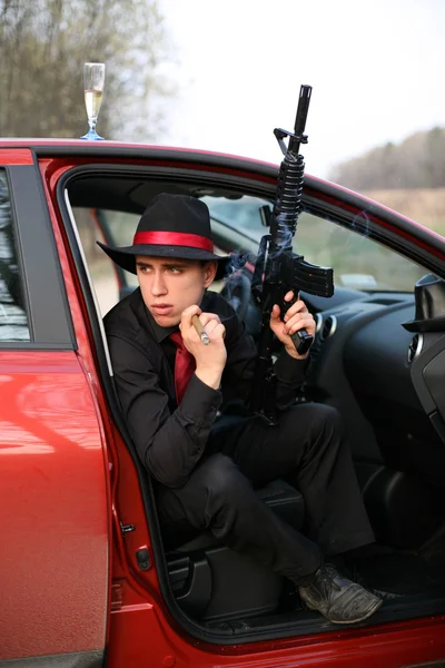 시가와 소총 차에 남자 — 스톡 사진