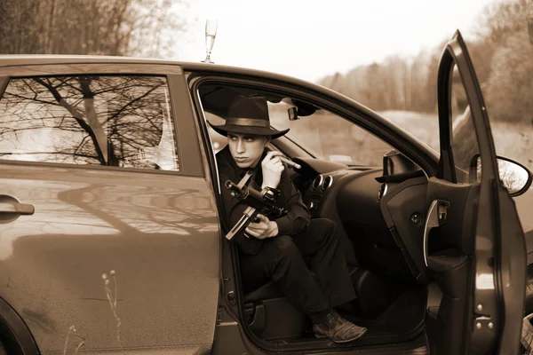 Άνθρωπος στο αυτοκίνητο με το πούρο και τουφέκι — Φωτογραφία Αρχείου