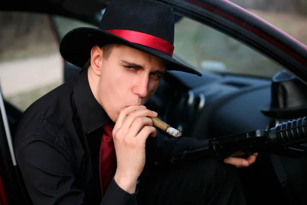 Adam araba puro ve tüfek — Stok fotoğraf