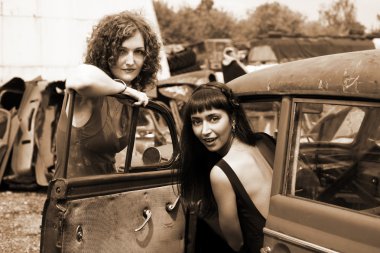 eski model araba ile iki kız