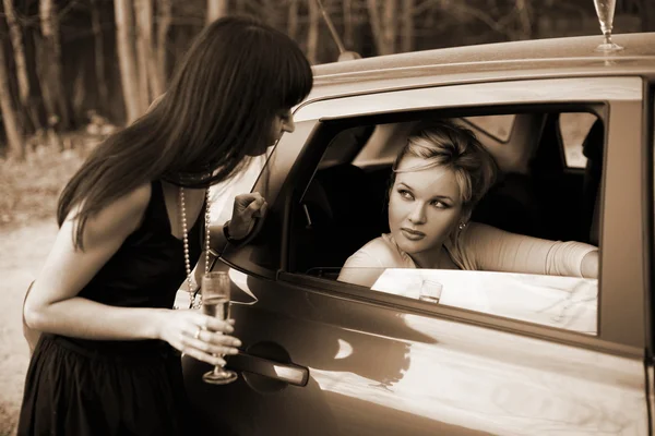 Girls at car — Stock Photo, Image