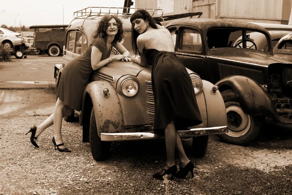 Duas meninas com carro vintage — Fotografia de Stock