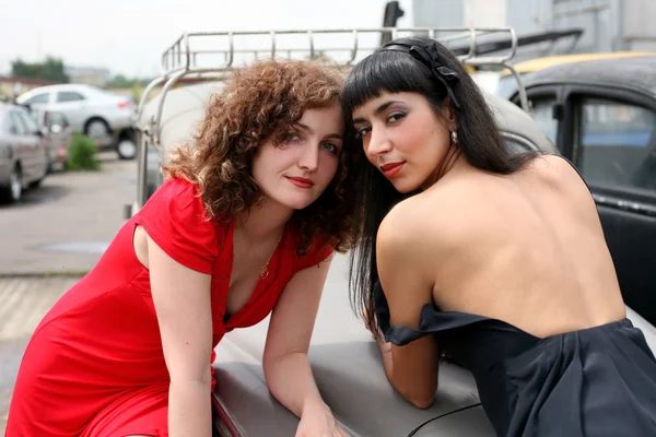 ビンテージ車と 2 人の女の子 — ストック写真