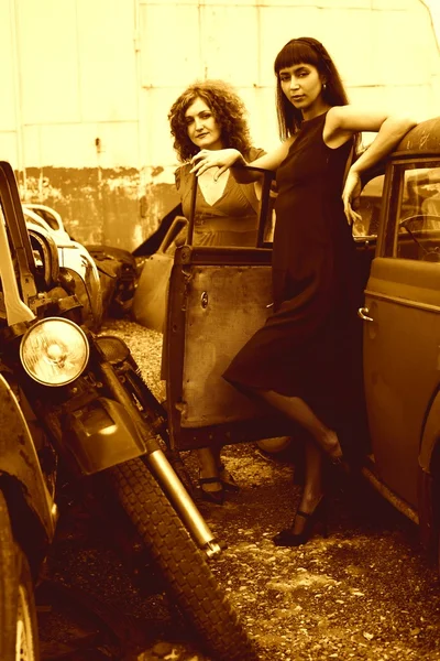 Δύο κορίτσια με vintage αυτοκινήτων — Φωτογραφία Αρχείου