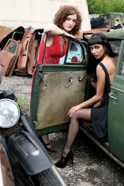 Δύο κορίτσια με vintage αυτοκινήτων — Φωτογραφία Αρχείου