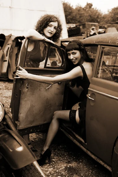 Дві дівчини з старовинною машиною — стокове фото