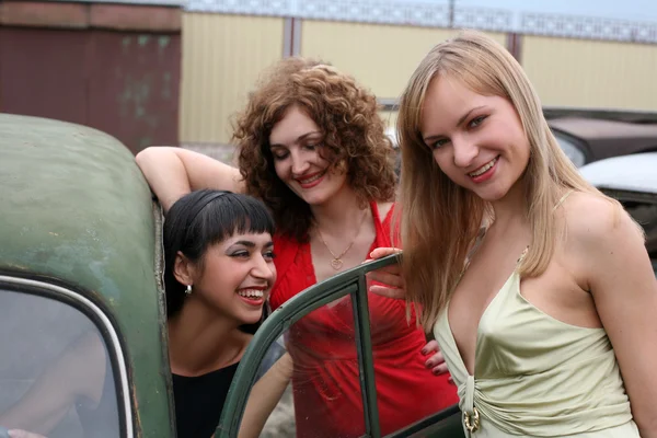 Meninas com carro vintage — Fotografia de Stock