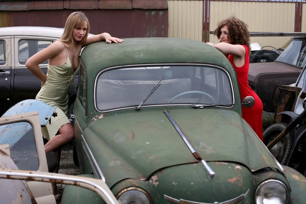 Дівчата з старовинним автомобілем — стокове фото