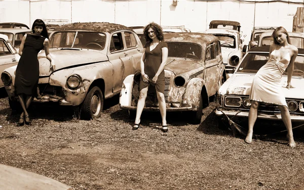 Eski model araba ile üç kız — Stok fotoğraf