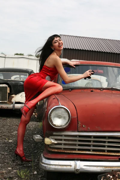 Chica lavado vintage coche — Foto de Stock