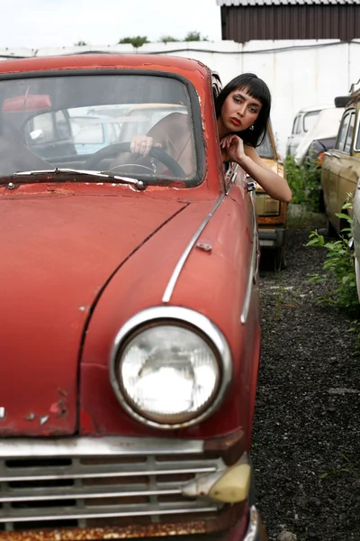 Dziewczyna wewnątrz retro samochodów — Zdjęcie stockowe