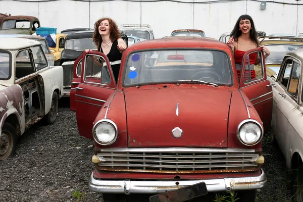 Deux filles avec une vieille voiture — Photo