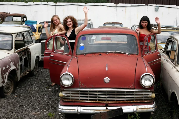 Flickor i gammal bil — Stockfoto