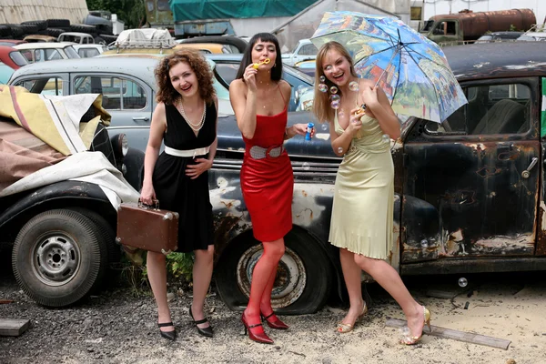 Funny friends beside retro cars — Stock Photo, Image